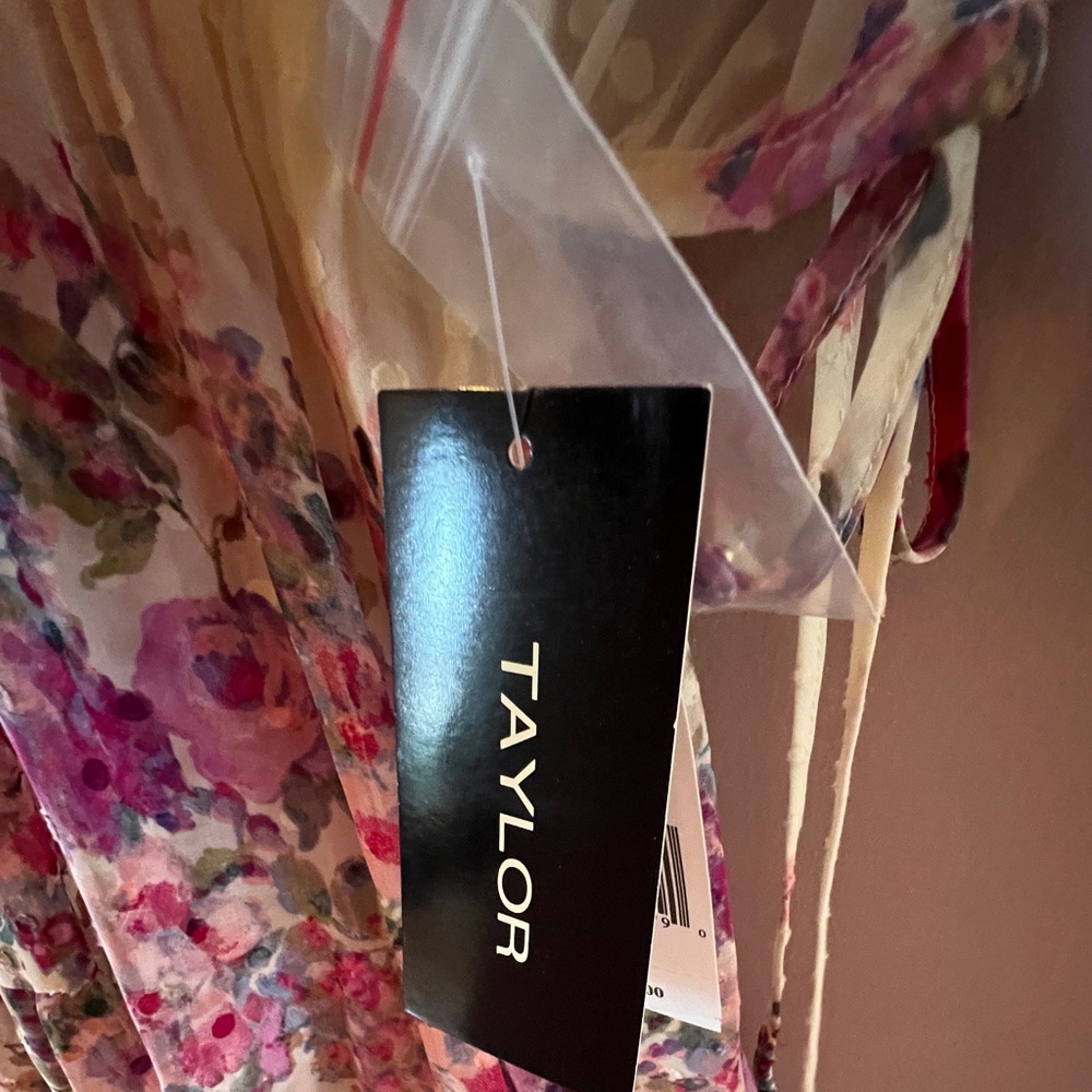 Gorgeous floral maxi dress by Taylor. New With Tags, absolutely beautiful! - Picture 4 of 11